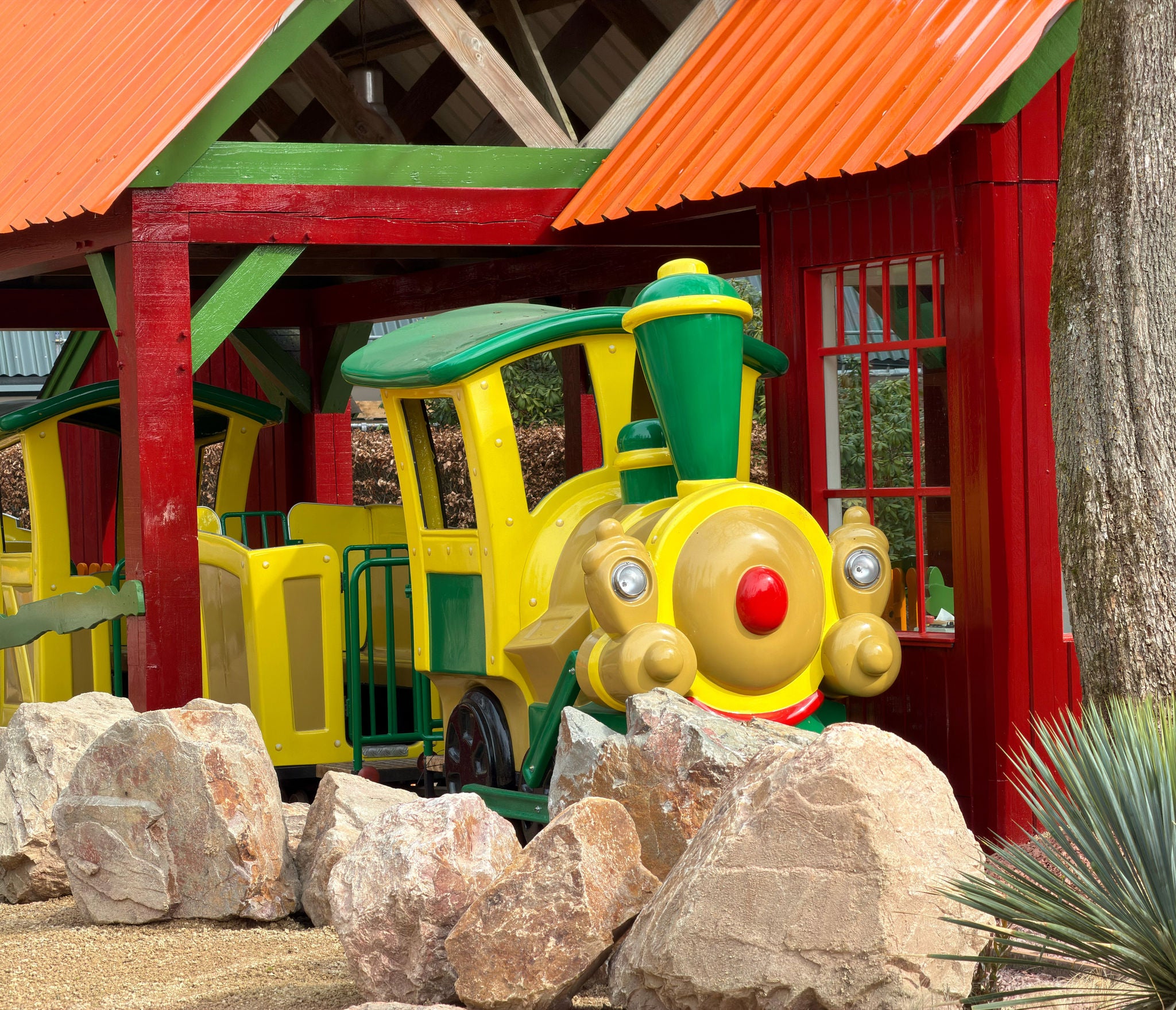 Steigen Sie in den Zug und machen Sie eine Tour durch das Walibi Play Land