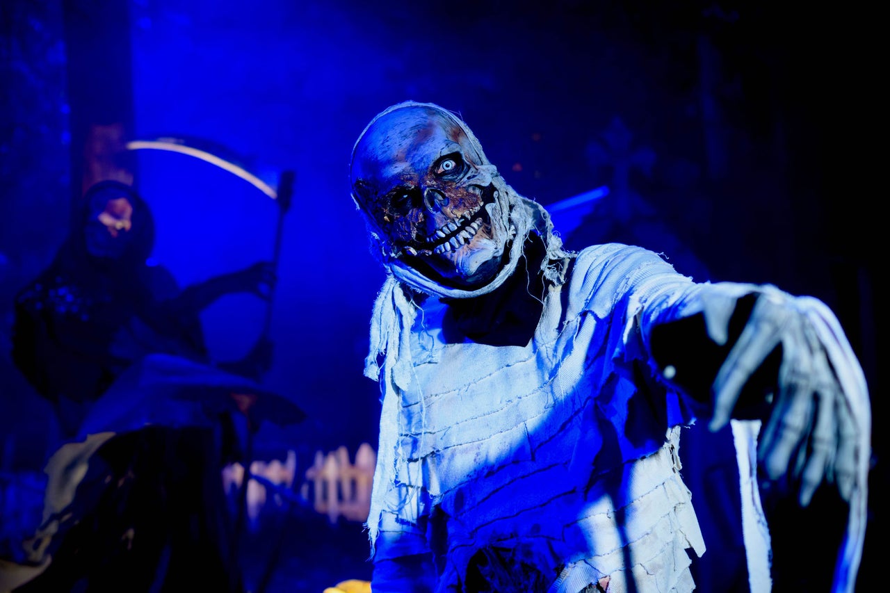 Durf jij het kerkhof Ghostly Graveyard te bezoeken? - Scare Zone - Halloween Fright Nights